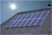 Panneaux solaires posés sur le toit